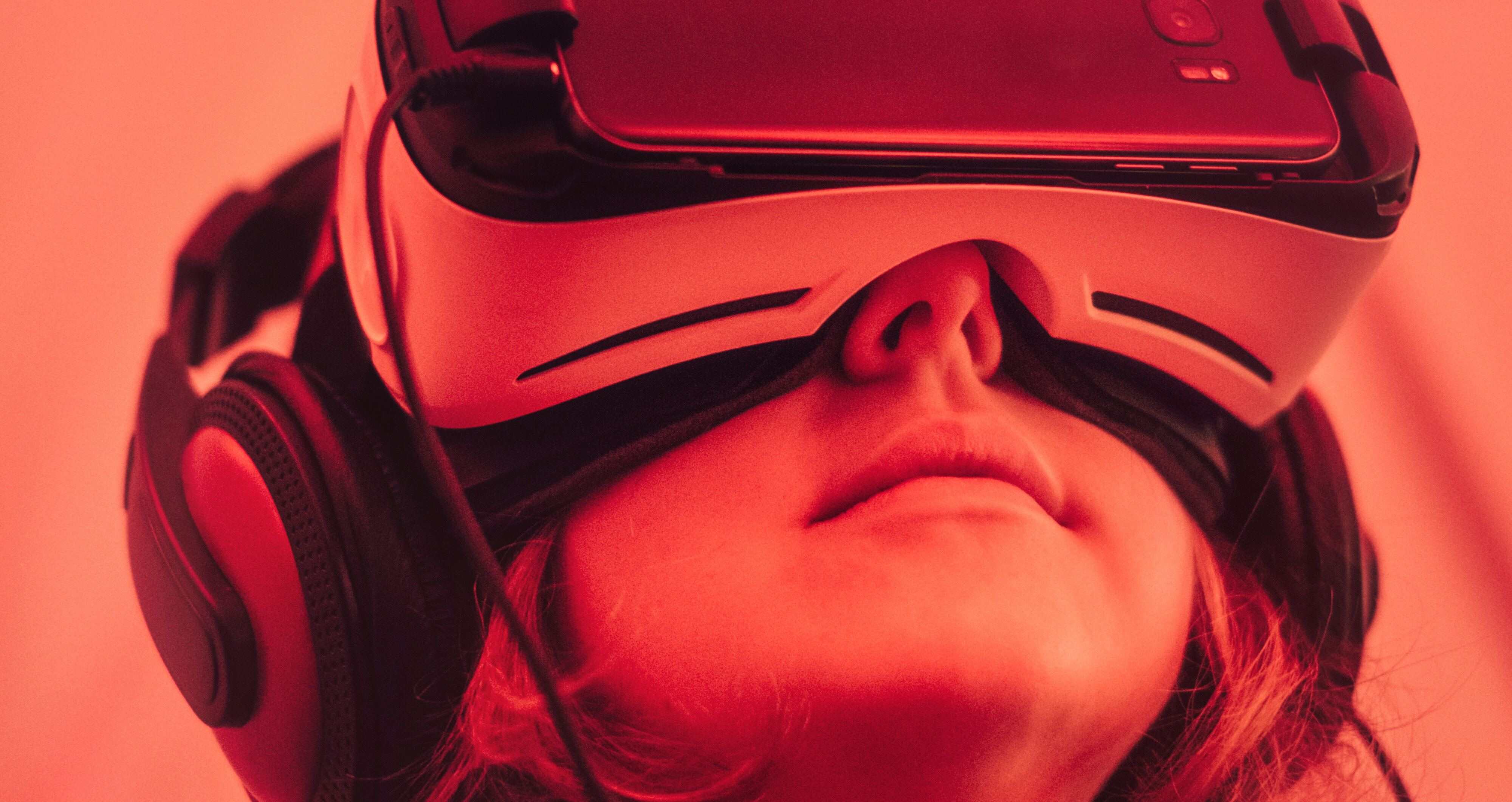 Image: boy testing VR-headset